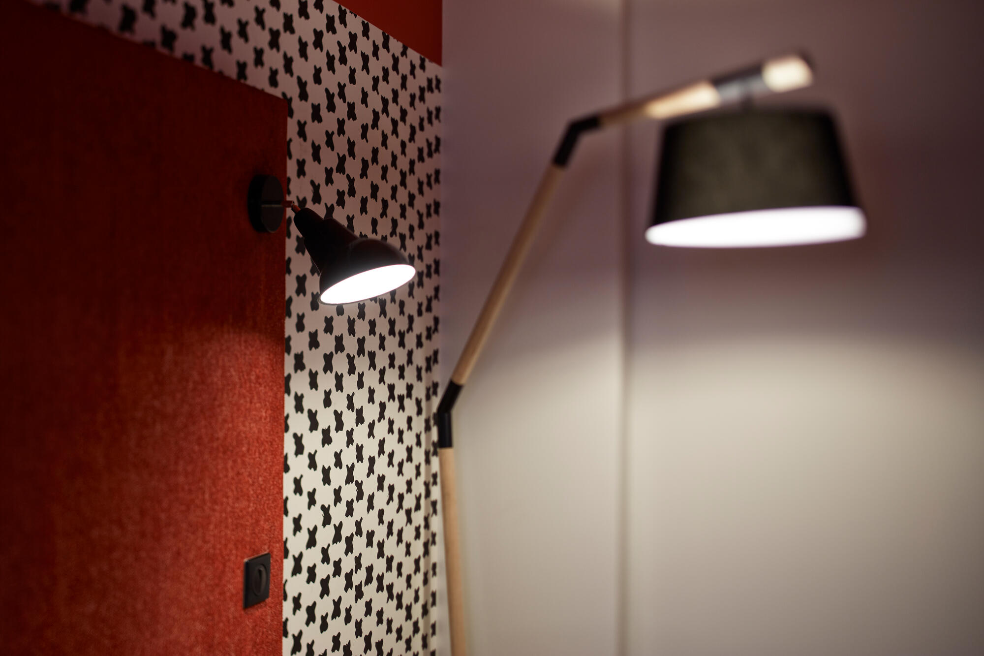 Chambre-rouge-BOMA-Hotel